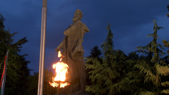 България се прекланя пред делото на Христо Ботев Военен ритуал и