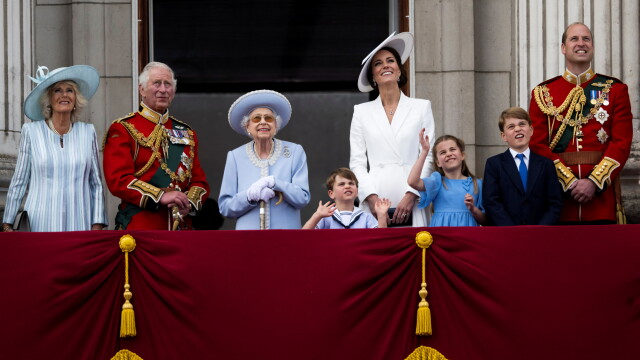 Кралица Елизабет II откри сама тържествените 4-дневни празненства за платинения