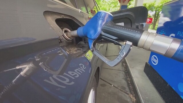 Снимка: За колко бензин и основни продукти стигат заплатите ни?
