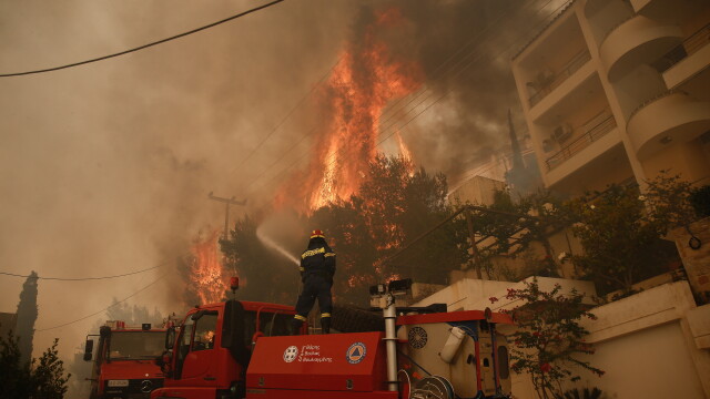 Гръцките пожарникари се борят с огромен пожар който се разрази