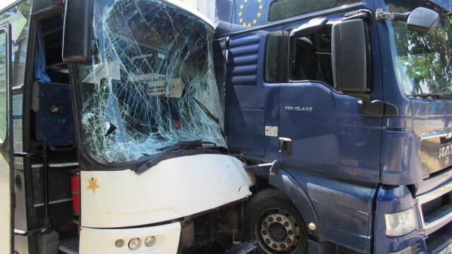 Румънски тир предизвика тежка катастрофа на бул.“България“ в Русе. Камионът