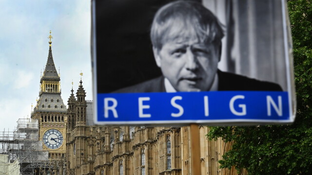 Британският премиер Борис Джонсън оцеля при вот на доверие в