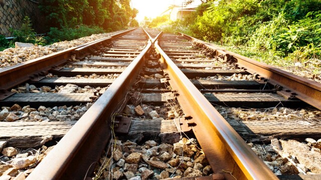 Един човек е пострадал при пътен инцидент на жп линията