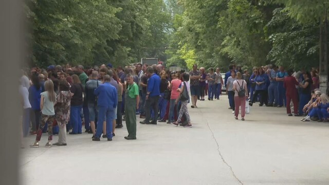 Оръжейници от ВМЗ-Сопот излязоха на протест в обедната си почивка.