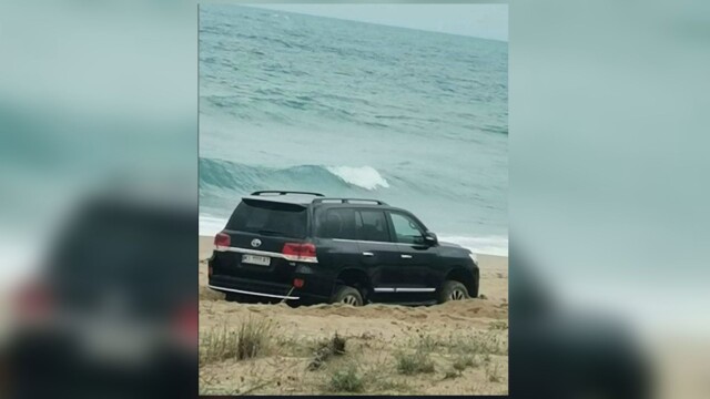 Шофьорът на украински джип, нагазил в дюните на Шофьорския плаж