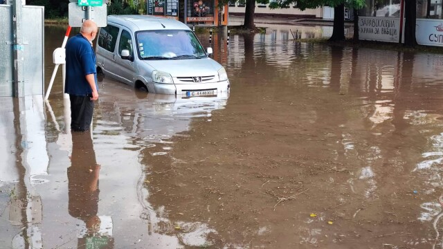 Пороен дъжд се изсипа в Благоевград Бързо улиците се превърнаха