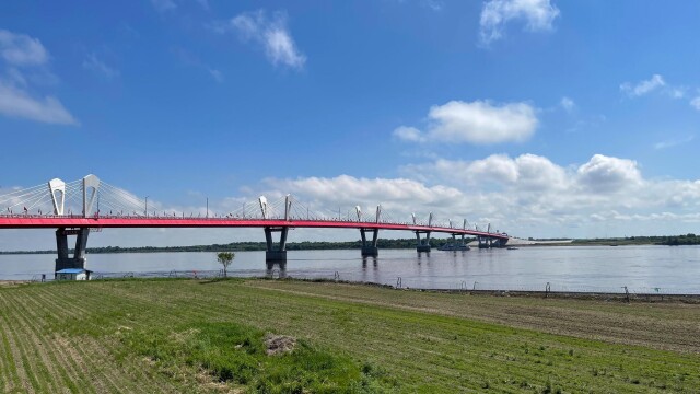 Русия официално откри първия си пътен мост през река Амур