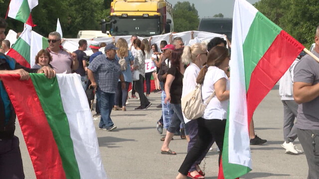 Жители на Стражица блокираха пътя София Варна за да