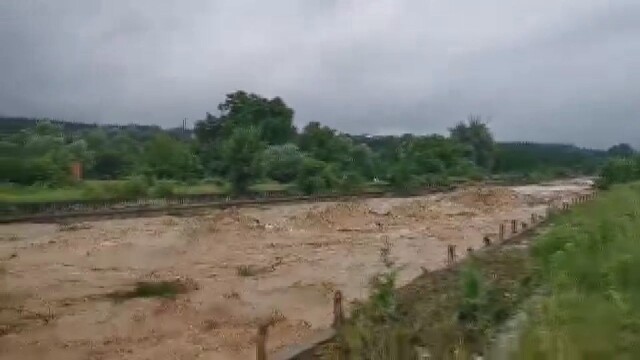 Критична ситуация в град Вършец заради проливните дъждове Река Ботуня преля