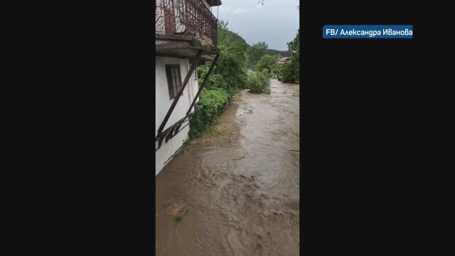 Пороен дъжд наводни вчера Трявна На кадри изпратени до bTV се