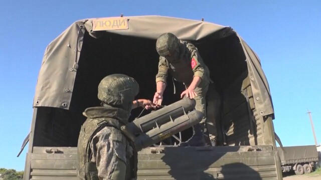 Продължават тежките сражения в Донбас Русия призова украинските части в