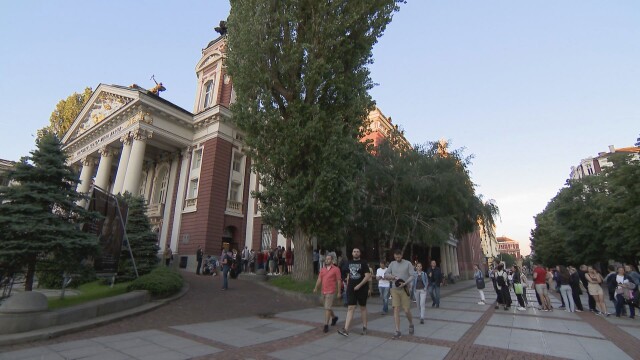 Глад за театър в София стотици столичани извиха опашка