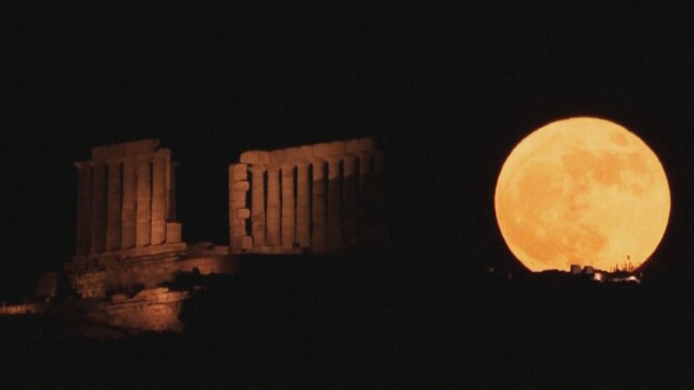Ягодова Луна заснеха над гръцката столица Атина Тази година това