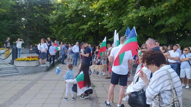 До сградата на Община Варна се събраха над 150 протестиращи