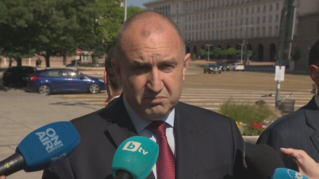 Петков е премиер на България а не куриер на Франция