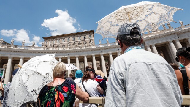 Смут във Ватикана след като автомобил мина през бариерите които