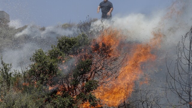 Испанските пожарникари продължават да се борят с горските пожари на