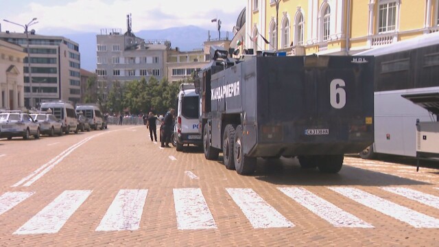 Полиция охранява широк периметър около сградата на Народното събрание в