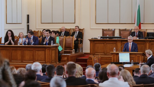 Дебатите по вота на недоверие към кабинета Петков започнаха днес