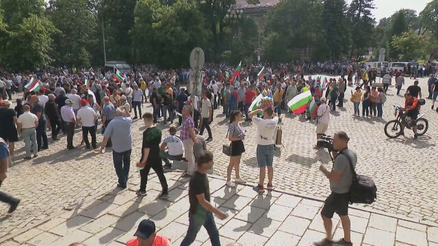 Привърженици на партия Възраждане се събраха на протест срещу правителството