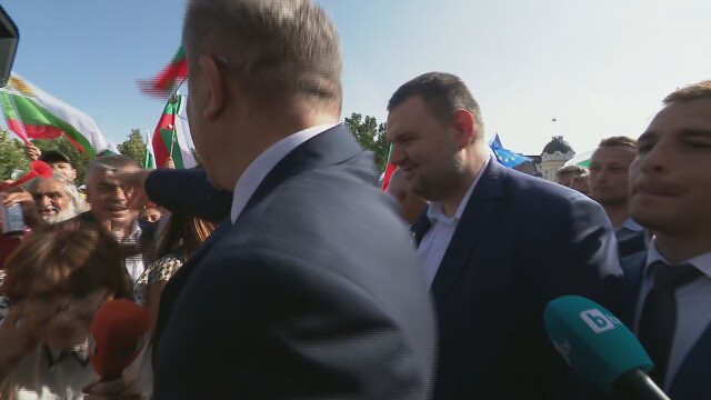 Депутатът от ДПС Делян Пеевски се появи на протеста срещу
