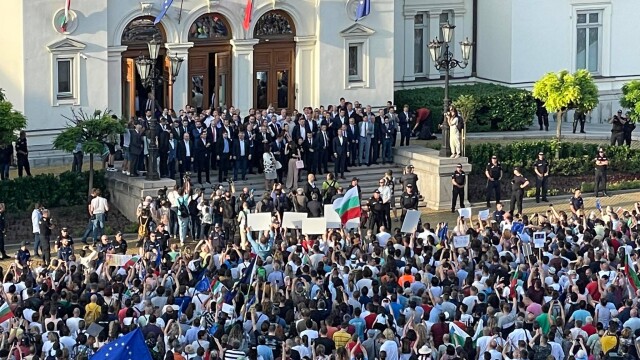Министрите от кабинета Петков излязоха от сградата на Народното събрание