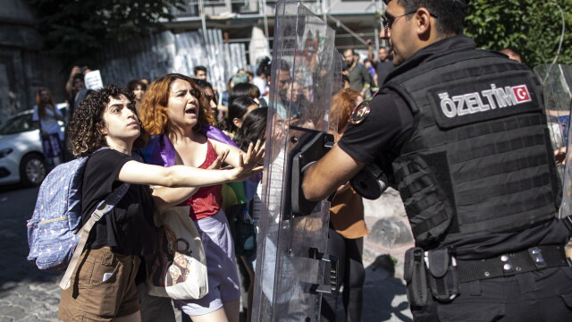 Турската полиция разпръсна шествието на прайда в Истанбул и задържа