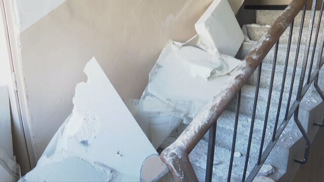 Саниран таван на блок се срути и затрупа стълбище в