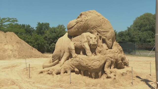 Скулптури на праисторически животни на пясъчния фестивал в Бургас Той