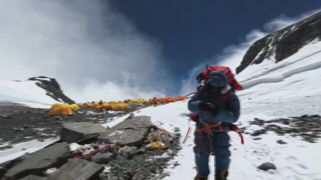 Алпинист на връх Еверест е спасен след като е намерен