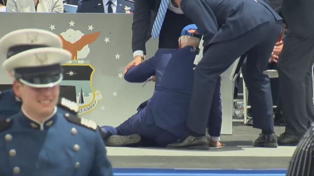 Американският президент Джо Байдън се спъна и падна на церемония