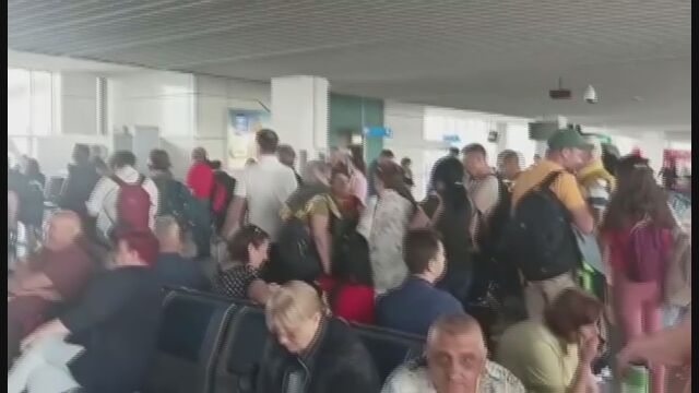 200 туристи са били блокирани от сутринта на Летище София