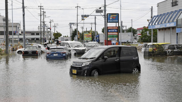 Японските власти призоваха стотици хиляди хора да се евакуират заради