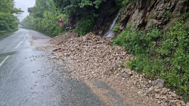 Тежка ситуация в Северозападна България Наводнени са важни пътища и населени