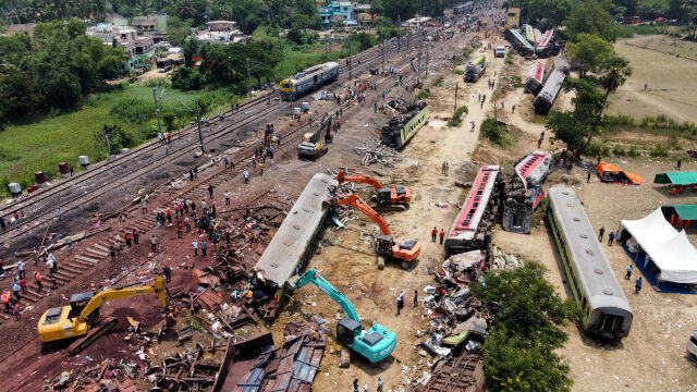 Смъртоносната катастрофа между три влака в Индия вчера вероятно се дължи на