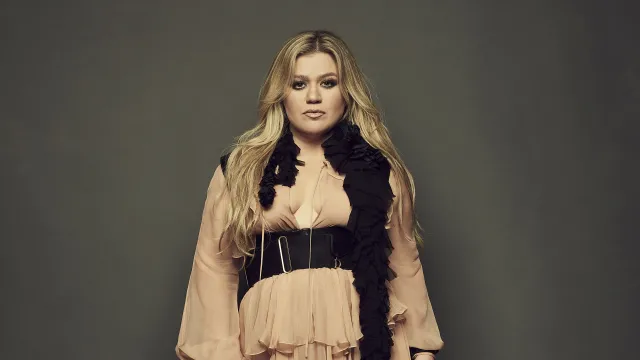 Kelly Clarkson сподели песента „i hate love“