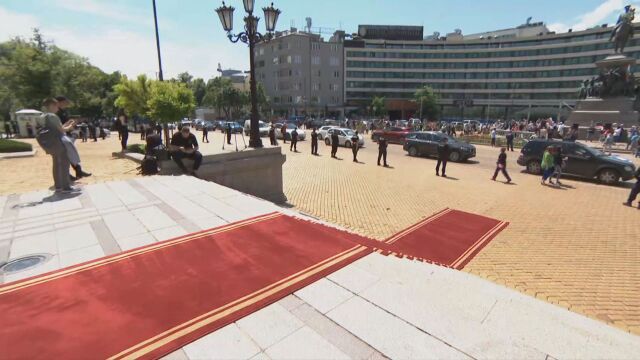 На централния вход на Народното събрание беше разпънат червения килим