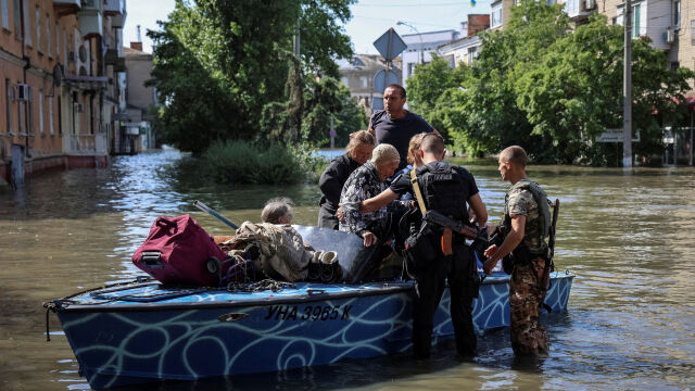 Сателитни изображения показват щетите в Украйна от наводненията след разрушаването