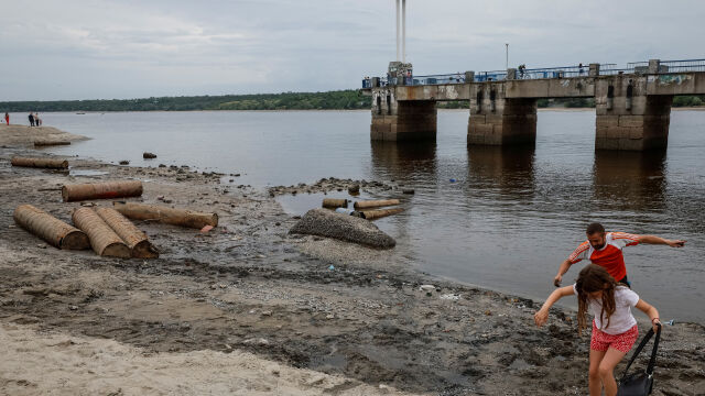 Наводненията намаляват след срутването на язовир Нова Каховка но отломките
