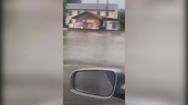 Проливен дъжд наводни улици в Ботевград На кадри публикувани в