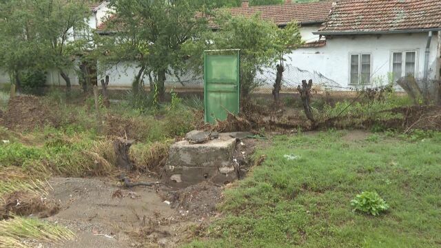 Хора от Новачене са в изолация след като наводнението причини