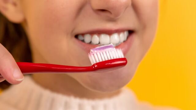 Редовната грижа за здравето на нашите зъби и венци е