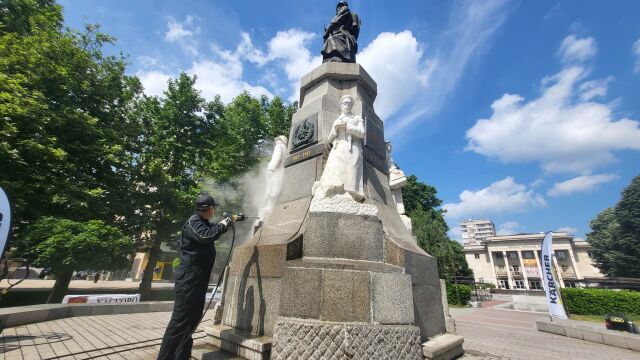 Започна почистването на паметника на Незнайния воин в центъра на Хасково