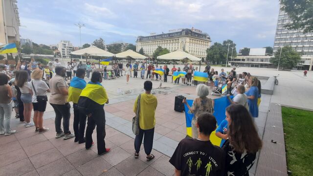 Протест срещу взривяването на каховската язовирна стена което заплашва Черно