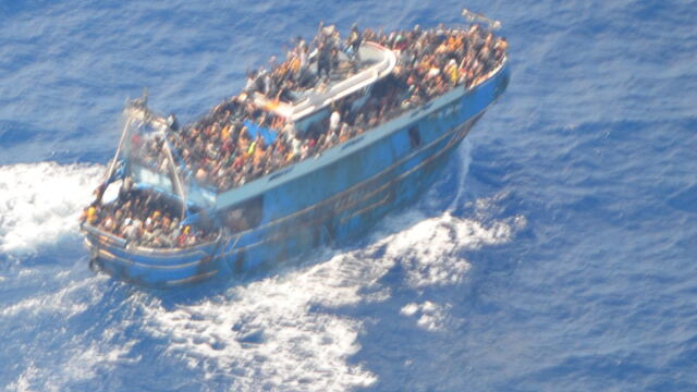Гърция обявява тридневен траур заради трагедията с потъването на кораб