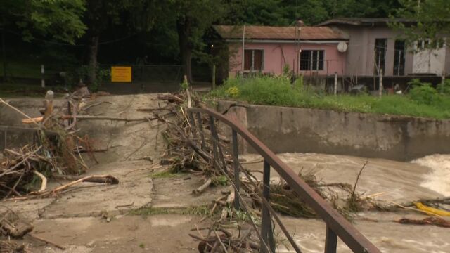 Частично бедствено положение в Етрополе  Наводнени са къщи и улици Подадени