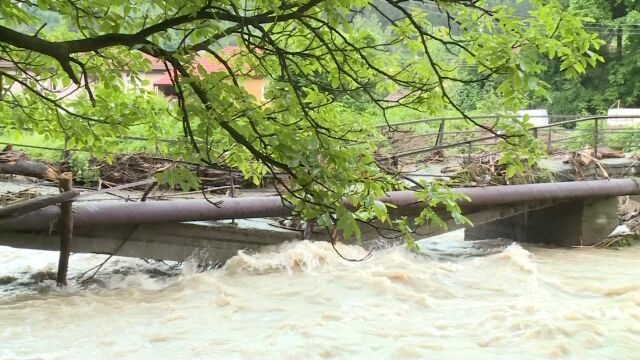 Проливни дъджове наводниха Етрополе Пострадаха къщи и инфраструктура а водата