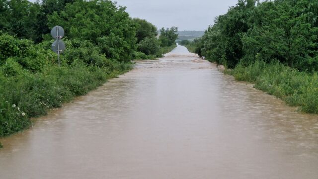 Заради силните порои във Врачанско бе наводнен пътят Криводол –