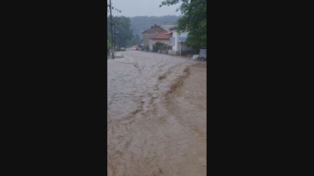 Наводнени домове и разрушени улици и във Видинско Продължителен порой