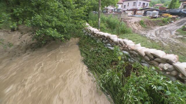 Преля река Елешница в Софийско Няма пострадали хора щетите са
